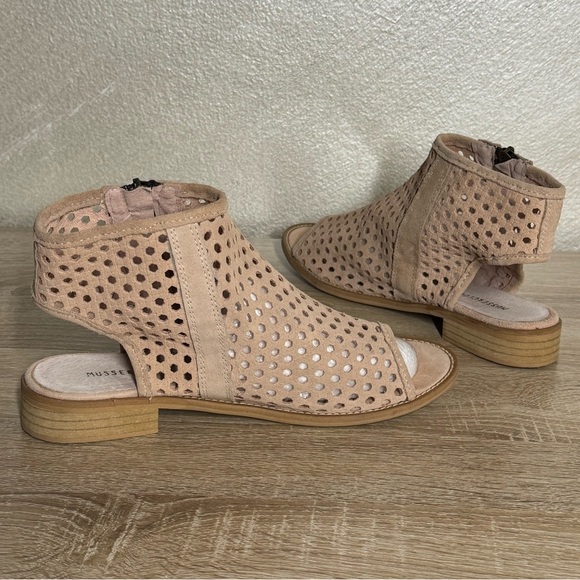 Musse and Cloud Women 40 US 9 Perforated Creamy Suede Gladiator Sandals - Picture 5 of 11